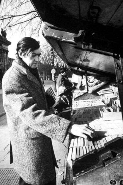 Julio Cortázar mira libros en un mercadillo en París.