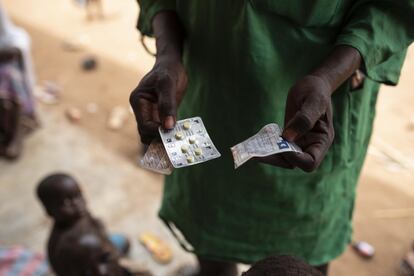 Después de tantos años de violencia, el sistema de salud en la región del Este de Burkina Faso está muy debilitado. Según la Organización Mundial de la Salud, más de 30 centros médicos en el área han cerrado sus puertas, dejando a casi 300.000 personas sin acceso a atención sanitaria primaria. Los medicamentos y el material médico son escasos, a menudo a causa de los saqueos o porque la inseguridad impide la entrada de nuevos suministros, así como la llegada y/o la estancia de personal médico.