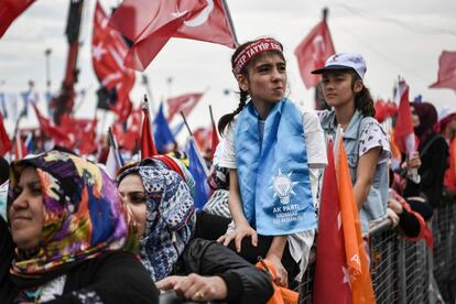 Congregación para escuchar el discurso del presidente turco, Erdogan, en un mítin en Estambul (Turquía). 