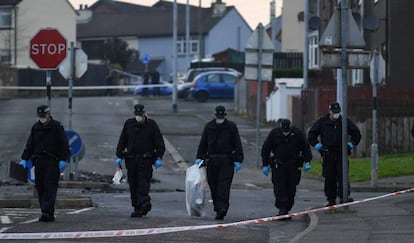 Policías inspeccionan el lugar donde murió Lyra McKee, en Londonderry en abril de 2019.