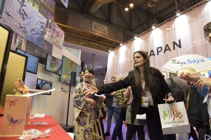 Los espacios de Tokio y Japón (pabellón 6) ofrecen diversas actividades a los visitantes, como el curioso Tosenkyo (en la foto), un juego tradicional japonés de puntería en el que hay que intentar derribar tarjetas tirando, a unos metros de distancia, un abanico abierto.