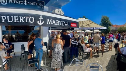 Vista de la terraza de Puerto Martina Baar, en la playa de Mera, en Oleiros (A Coruña), en una imagen de su cuenta de Facebook.