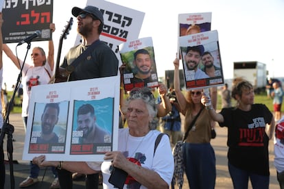 Familiares de algunos de los rehenes israelíes retenidos por Hamás en Gaza participan en una protesta en demanda de su liberación, este jueves en Tel Aviv.