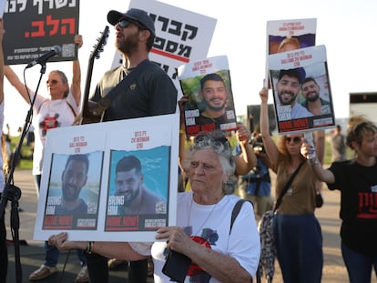 Familiares de algunos de los rehenes israelíes retenidos por Hamás en Gaza participan en una protesta en demanda de su liberación, este jueves en Tel Aviv.