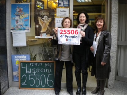 Las trabajadoras de la administración nº1 de Caldes de Montbui. En el centro, la propietaria, Rosa Viaplana.