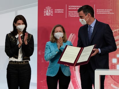 La ministra de Justicia, Pilar Llop; la vicepresidenta primera, Nadia Calviño, y el presidente del Gobierno, Pedro Sánchez, presentan la Carta de Derechos Digitales, en La Moncloa, el pasado miércoles.