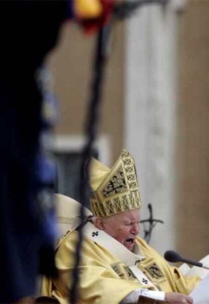 El papa Juan Pablo II lee con dificultades su tradicional discurso navideño.