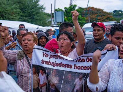 Familiares y amigos de los 16 trabajadores de la Secretaría de Seguridad de México realizan un bloqueo en Chiapa de Corzo, en junio de 2023.