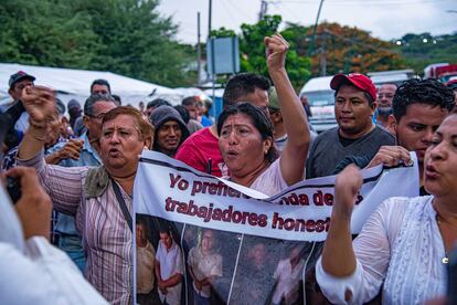 Familiares y amigos de los 16 trabajadores de la Secretaría de Seguridad de México realizan un bloqueo en Chiapa de Corzo, en junio de 2023.