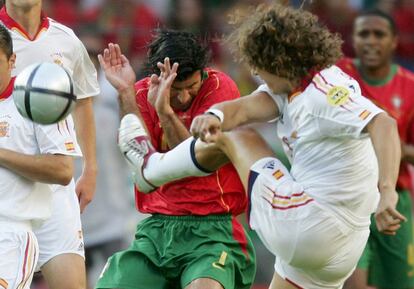 Puyol despeja ante Figo en una acción del partido disputado en el estadio Jose Alvalade de Lisboa durante la Eurocopa de 2004.