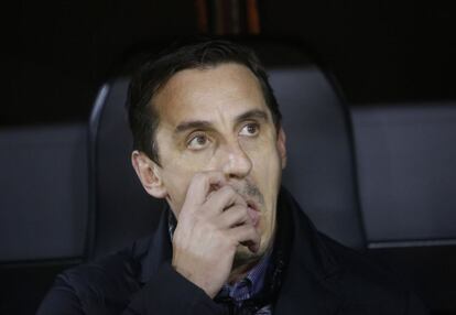 Gary Neville, en el banquillo del Camp Nou