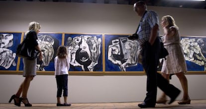 Visitantes en Cádiz ante 'La serie de las manos', de Guayasamín.