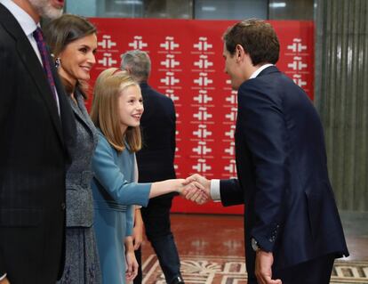 La princesa Leonor saluda al líderde Ciudadanos, Albert Rivera, antes leer en público del artículo 1 de la Constitución, en la sede del Instituto Cervantes, en Madrid.