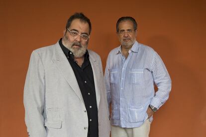 Jorge Lanata (izq) y Miguel Otero posan durante el Hay Festival 2016.