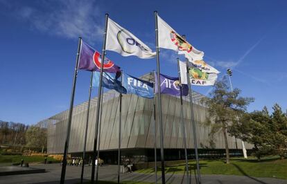 Banderas de las confederaciones del f&uacute;tbol, frente a la sede de la FIFA en Z&uacute;rich
