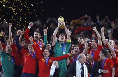 Casillas levanta el trofeo de campe&oacute;n del mundo en 2010 en Sud&aacute;frica.