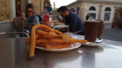 Churros con chocolate en La Marina, para empezar con fuerza la mañana.