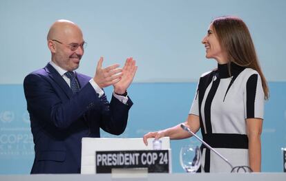 El presidente saliente de la COP24, el polaco Michal Kurtyka apalude a su sucesora, la ministra de Medio Ambiente de Chile, Carolina Schmidt.