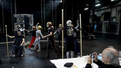 Carlos Saura fotografía a los actores con las máscaras.