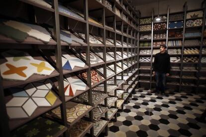 El artesano Iván Alvarado en su tienda de mosaicos.