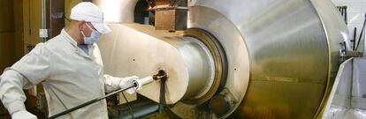 Inspección del tueste de café en la fábrica Cabrales de Mar del Plata (Argentina).