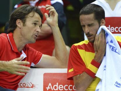 Spain captain Carlos Moy&aacute; speaks to Feliciano L&oacute;pez during the latter&#039;s match against Florian Mayer.  