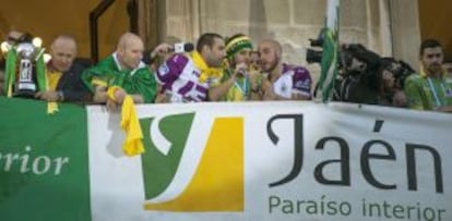 Los jugadores del Jaén Paraíso celebran con la afición su título de campeón de la Copa de España