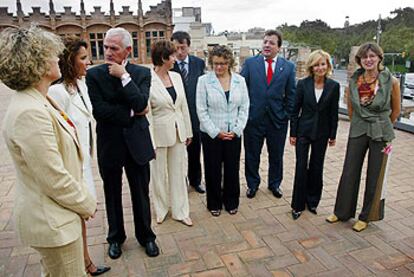 De izquierda a derecha, María del Mar Julios (Canarias), María Jesús Montero (Andalucía), Gabriel María Inclán (País Vasco), María Luisa Noeno (Aragón), Marina Geli (Cataluña), Guillermo Fernández (Extremadura), Elena Salgado, ministra de Sanidad y Rosario Quintana (Cantabria).