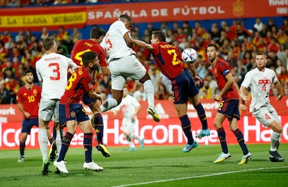 Akanji remata de cabeza para conseguir el primer gol de Suiza frente a España este sábado en Zaragoza.