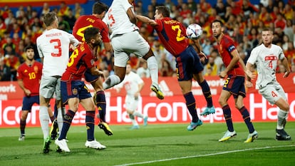 Akanji remata de cabeza para conseguir el primer gol de Suiza frente a España este sábado en Zaragoza.