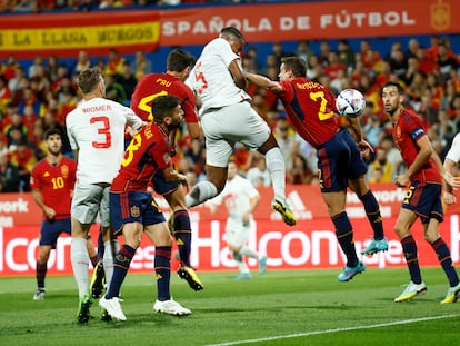 Akanji remata de cabeza para conseguir el primer gol de Suiza frente a España este sábado en Zaragoza.