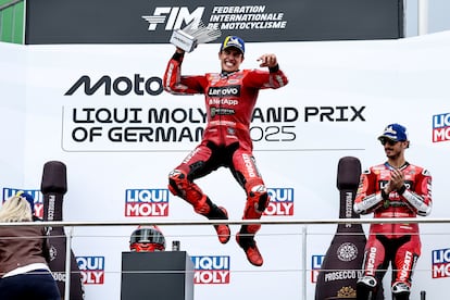 Marc Márquez celebra con su ya habitual salto el triunfo en el GP de Alemania. 