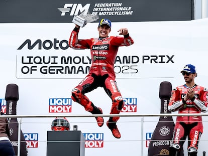 Marc Márquez celebra con su ya habitual salto el triunfo en el GP de Alemania.