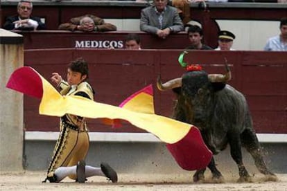 El diestro Fernando Robleño, durante la corrida goyesca de ayer en Las Ventas.