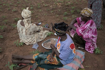 Momento de descanso para comer. Awa Pagabelem, de la asociación Femmes Battantes, ha preparado arroz con judías para todas las compañeras de trabajo.