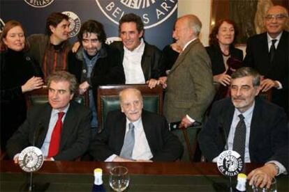 Francisco Ayala, entre César Antonio Molina (izquierda) y Juan Miguel Hernández León, con algunos de los asistentes al 99º cumpleaños del escritor, anoche en el Círculo de Bellas Artes de Madrid. De pie a la izquierda, Carolyn Richmond, su esposa, Luis García Montero, Joaquín Sabina, Miguel Ríos, Rosa Regàs y José Saramago.