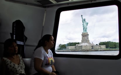 La Estatua de la Libertad vista desde un ferry que conduce a los turistas a la isla de Lyberty donde se encuentra el monumento, 4 de julio de 2013.