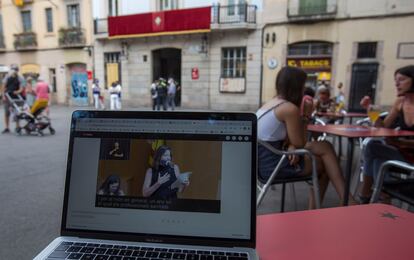 El pregón de las fiestas de Gràcia, a puerta cerrada en la sede del distrito, se siguió de forma virtual.