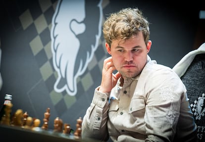 Carlsen, durante la partida que perdió ante Keymer este martes en el primer asalto de la semifinal en Weissenhaus (Alemania)