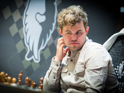 Carlsen, durante la partida que perdió ante Keymer este martes en el primer asalto de la semifinal en Weissenhaus (Alemania)