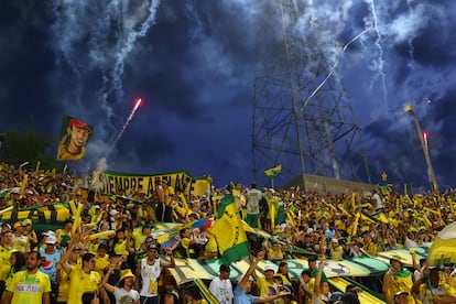 Hinchas del Deportivo Bucaramanga alientan al equipo durante la final del fútbol colombiano, en Bucaramanga, el 8 junio de 2024. 