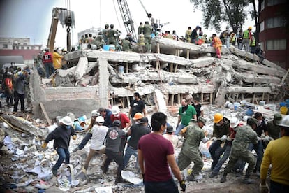 Socorristas buscam sobreviventes nos escombros de um edifício que desabou no México após o terremoto