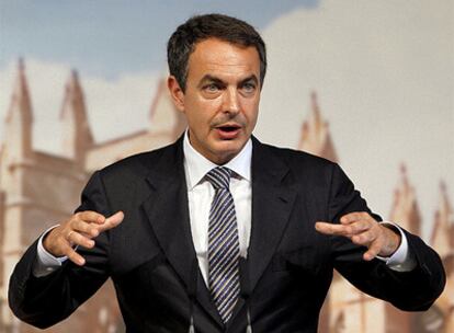 El presidente del Gobierno, José Luis Rodríguez Zapatero, en la rueda de prensa posterior al Consejo de Ministros sobre Turismo.