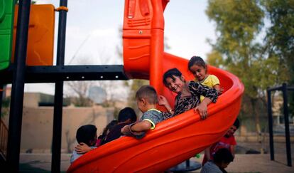 Niños yazidíes juegan en un parque de la zona de Sinjar, en Irak.