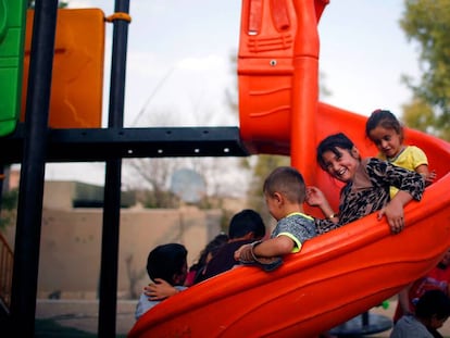 Niños yazidíes juegan en un parque de la zona de Sinjar, en Irak.