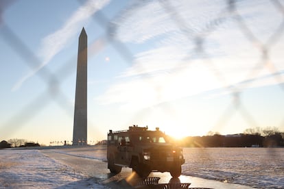 Un vehculo militar patrulla cerca del Monumento a Washington, esta ma?ana en Washington.