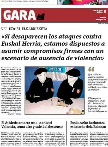 Portada del diario 'Gara' del pasado mes de abril con la imagen de dos dirigentes de la banda terrorista encapuchados