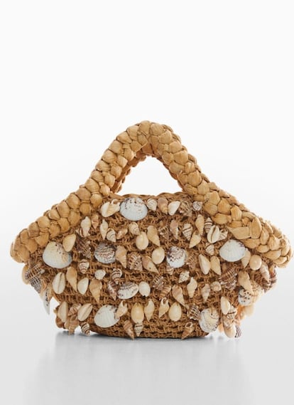La colaboración entre Mango y la marca de Los Ángeles SIMONMILLER,nos ha regalado –entre otras maravillas– este ‘minicapazo’, en fibra natural y lleno de conchas y caracolas bordadas. 79,99 €