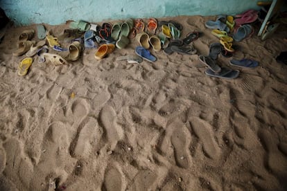 Chanclas junto a la puerta de la escuela islmica de Agadez, donde se debe entrar descalzo.