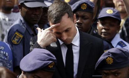 Oscar Pistorius a la salida del juicio.